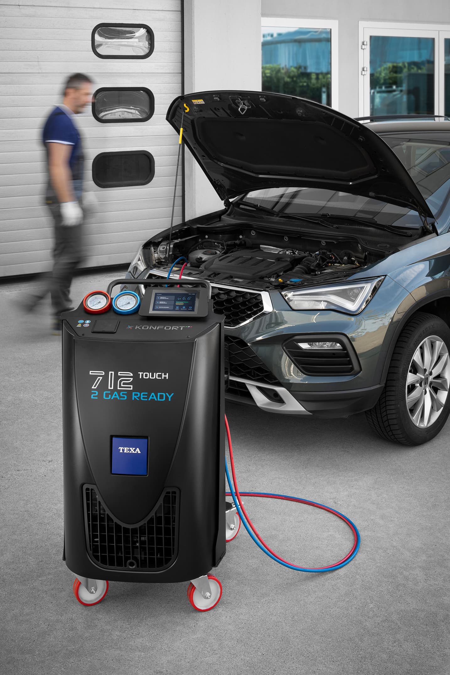 TEXA KONFORT 712 TOUCH біля автомобіля під час сервісу кондиціонера